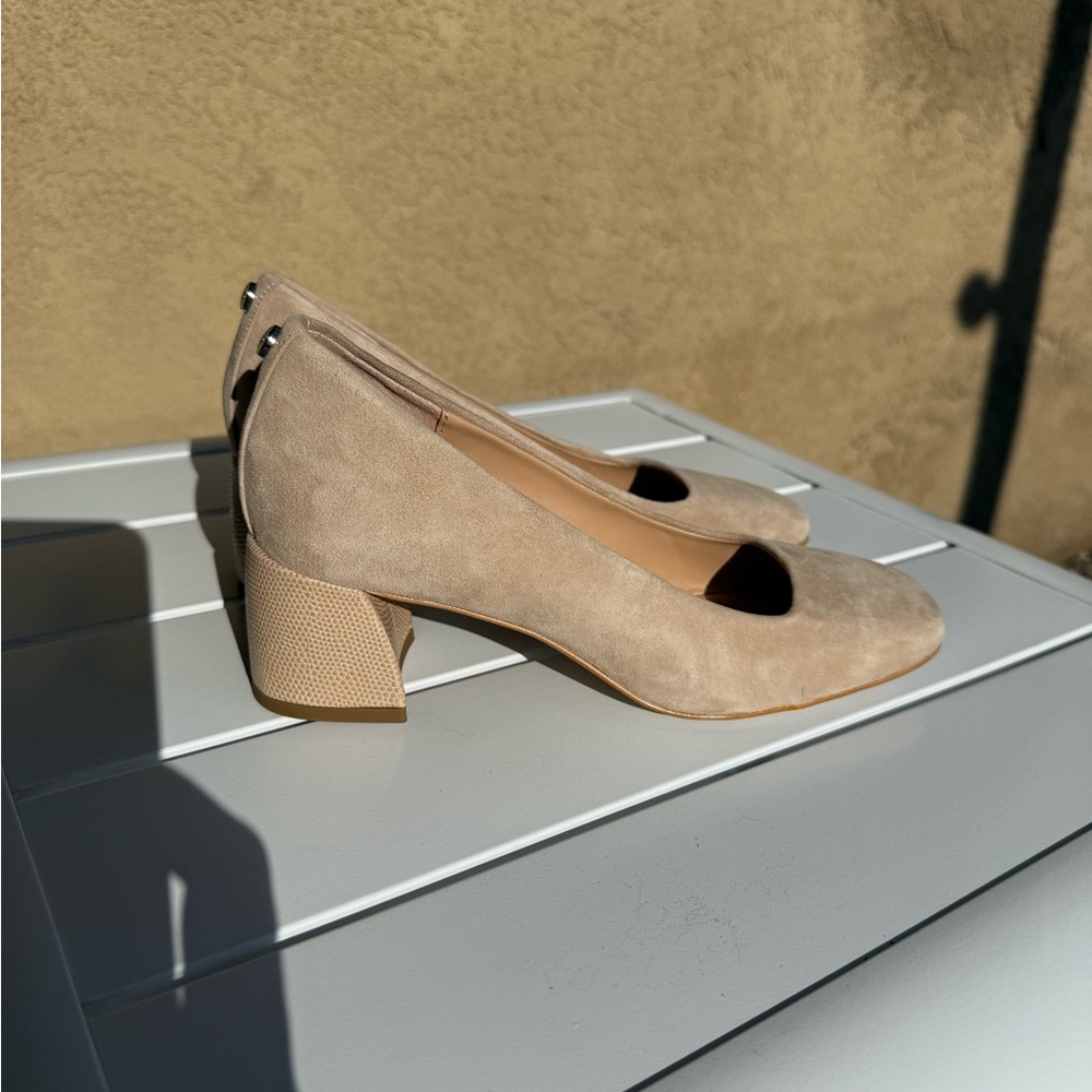 New Donald Pliner Elegant Tan cream Suede Block Heel Pumps size 6.5